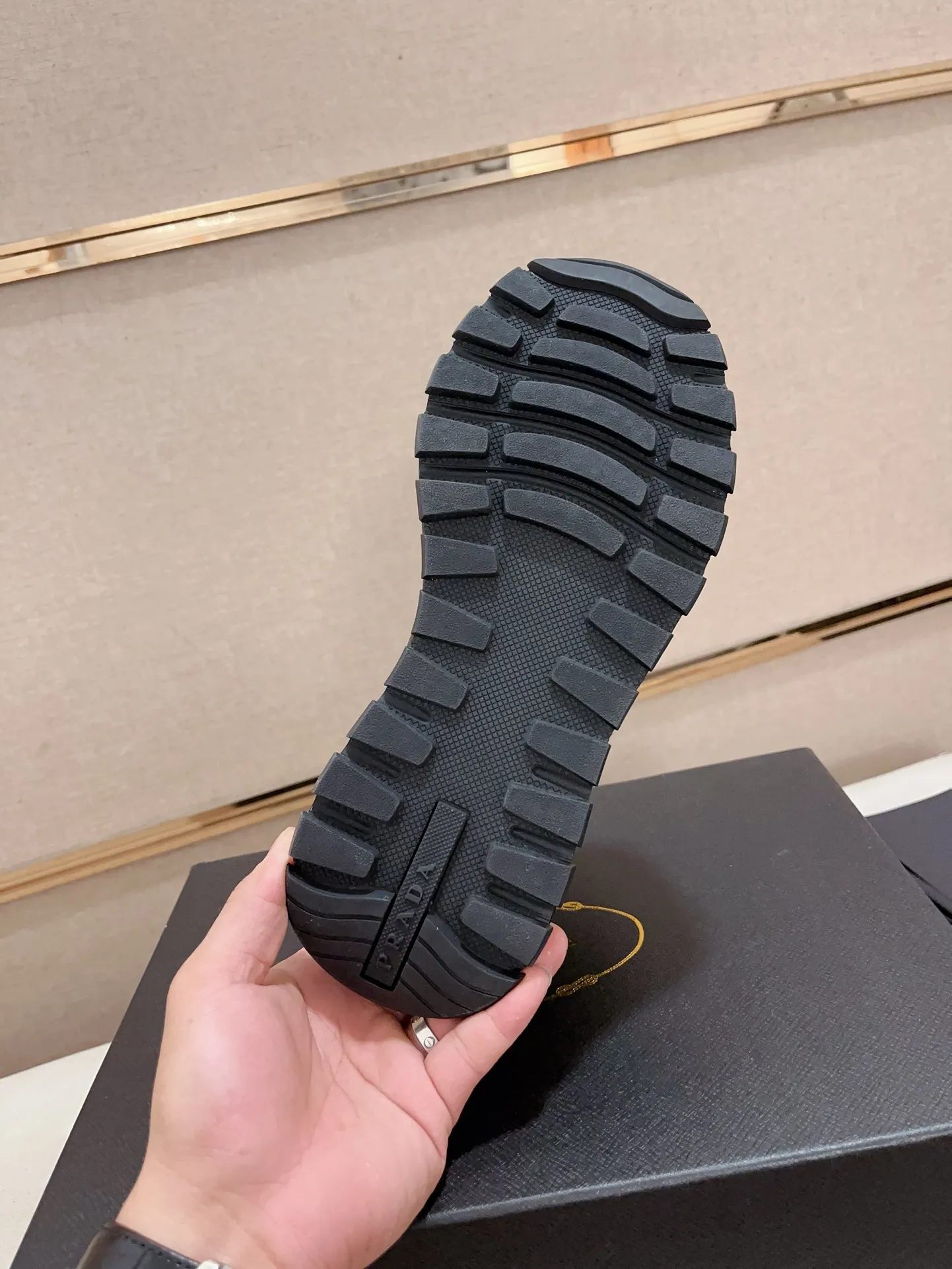 Men's shoes 💰 700💰 ✔️✔️✔️Top version High-quality new PRADA (Prada) counters are launched simultaneously, new men's shoes, 😘fabrics are selected from first-layer cowhide. Lining: Imported cowhide leather lining. 👍🏿High-end☄️Open-molded non-slip rubber outsole, exquisite lines, simple and elegant, comfortable and high-end for leisure travel. Number of yards: 38 to 44. Can be customized 45-46 non-returnable